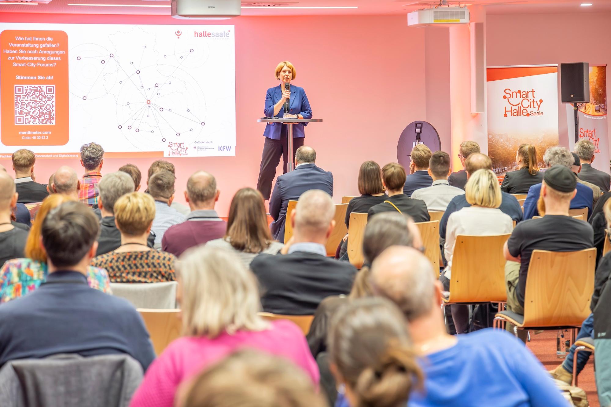 2. Smart-City-Forum im MMZ in Halle (Saale). Fachbereichsleiterin Dr. Sabine Odparlik begrüßt die Gäste.